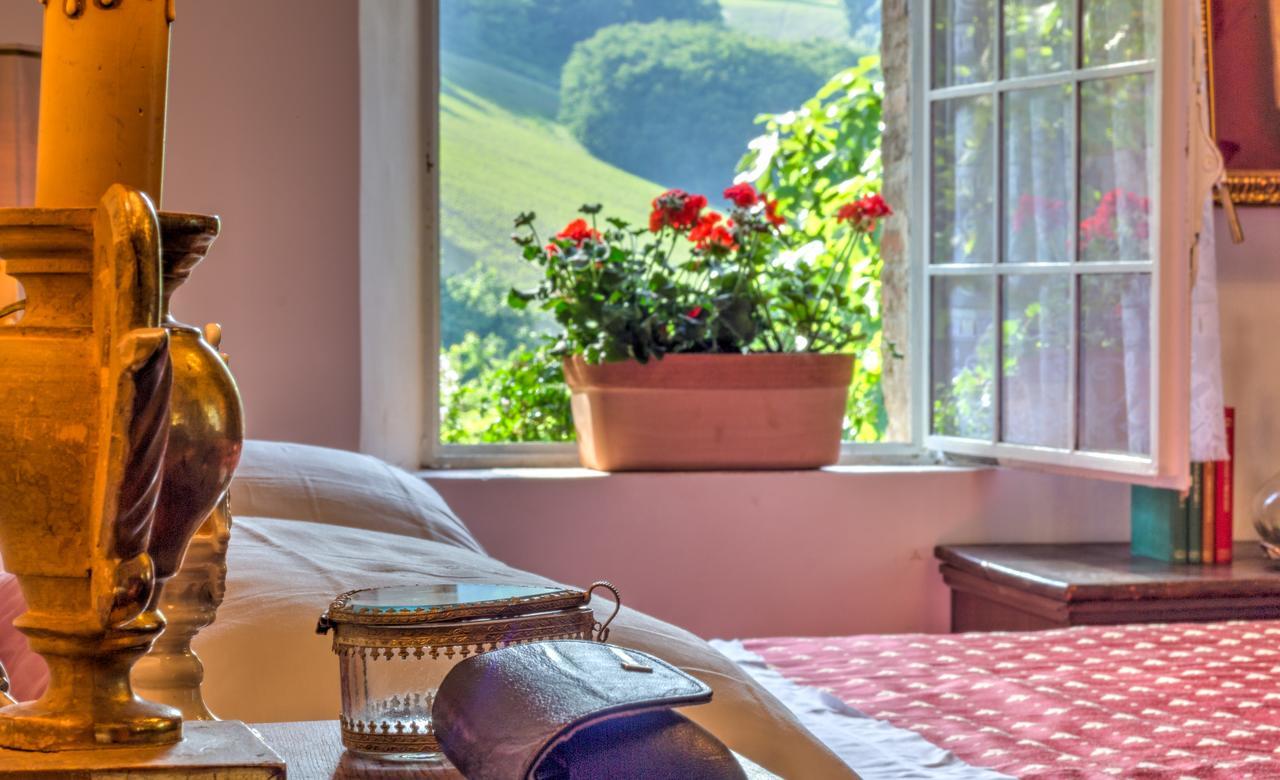 B&B La Residenza Del Poeta Montesicuro Bagian luar foto